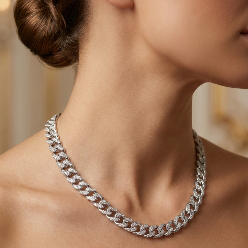 Kadın manken boynunda gümüş renkli, zirkon taşlı kalın zincir kolye duruşu - Zeou's Vogue Chain