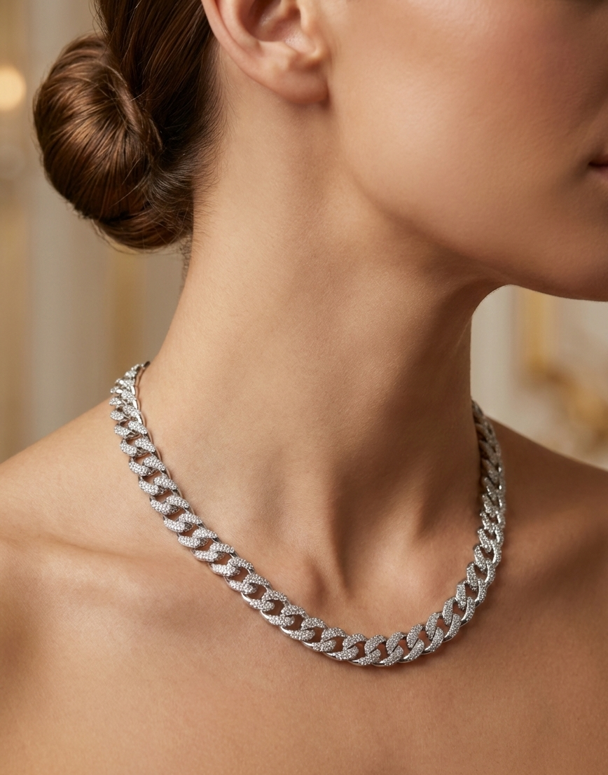 Kadın manken boynunda gümüş renkli, zirkon taşlı kalın zincir kolye duruşu - Zeou's Vogue Chain