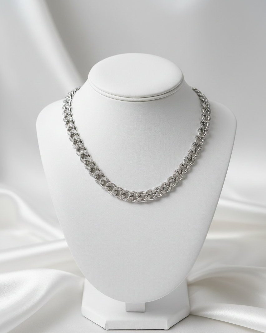 Kadın manken boynunda gümüş renkli, zirkon taşlı kalın zincir kolye duruşu - Zeo'us Vogue Chain