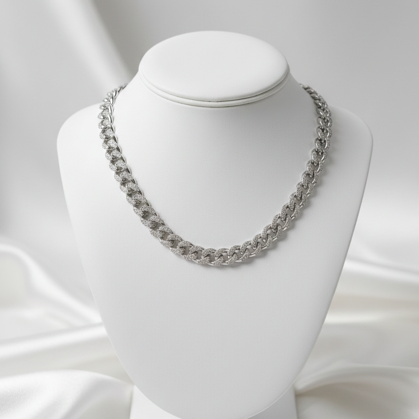 Kadın manken boynunda gümüş renkli, zirkon taşlı kalın zincir kolye duruşu - Zeo'us Vogue Chain