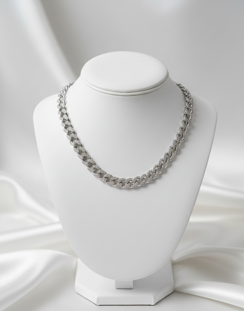 Kadın manken boynunda gümüş renkli, zirkon taşlı kalın zincir kolye duruşu - Zeo'us Vogue Chain